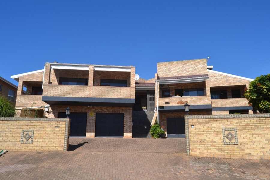 6 Bedroom Property for Sale in Wavecrest Eastern Cape